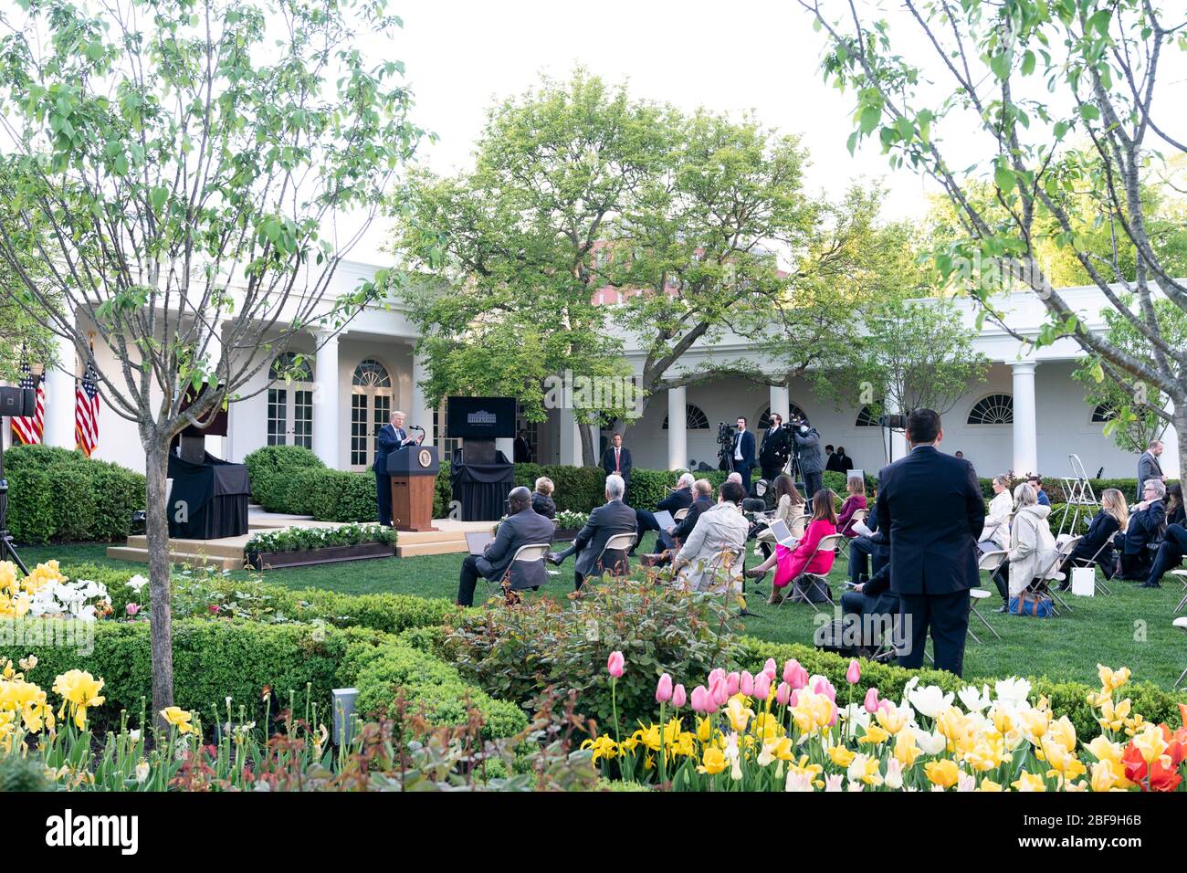 Le président américain Donald Trump répond aux questions des journalistes lors du quotidien COVID-19, exposé sur le coronavirus dans le jardin des roses de la Maison Blanche le 15 avril 2020 à Washington, DC. Banque D'Images