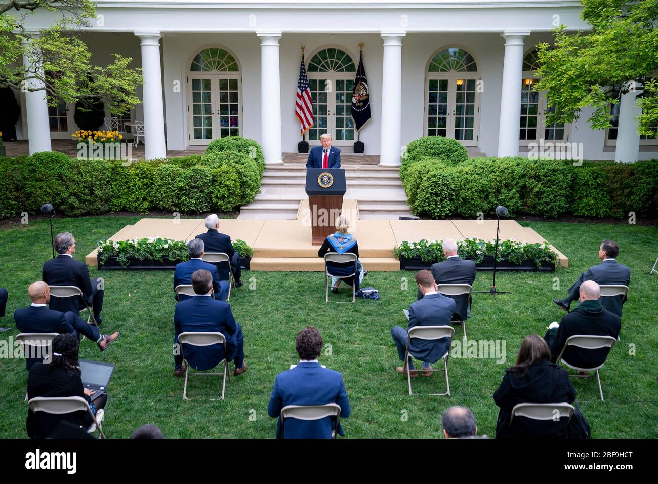 Le président américain Donald Trump prononce des remarques aux journalistes lors de la réunion quotidienne COVID-19, séance d'information sur le coronavirus dans le jardin des roses de la Maison Blanche le 14 avril 2020 à Washington, DC. Banque D'Images