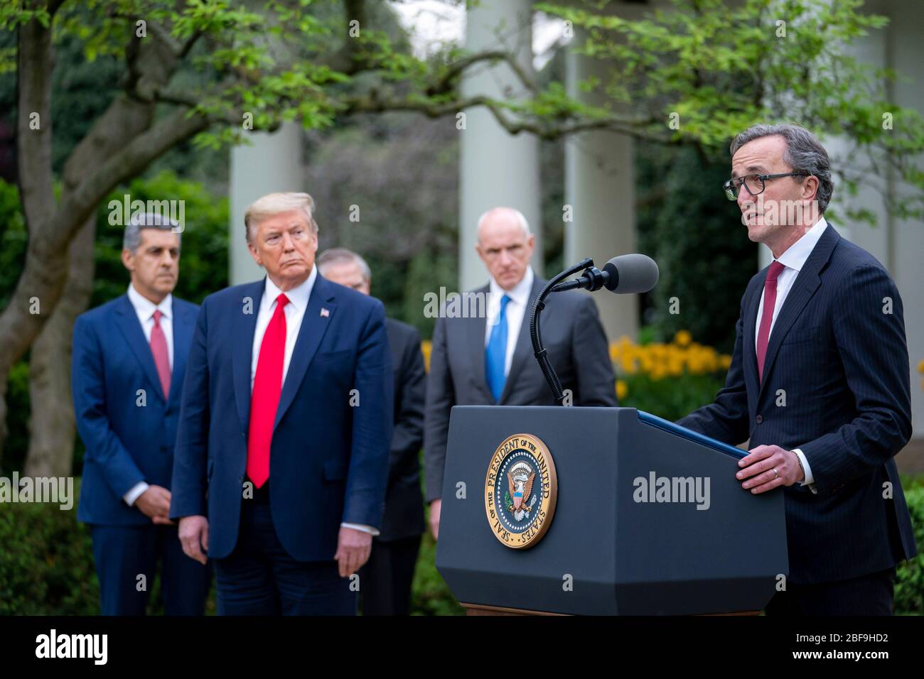 Le président américain Donald Trump, écoute le Dr Tomislav Mihaljevic, président et chef de la direction de Cleveland Clinic, s'adresse aux journalistes lors du quotidien COVID-19, exposé sur le coronavirus dans le jardin Rose de la Maison Blanche le 14 avril 2020 à Washington, DC. De gauche à droite, sont: SAM Hazen, PDG de HCA Healthcare et Warner Thomas, président et chef de la direction d'Oschner Health. Banque D'Images