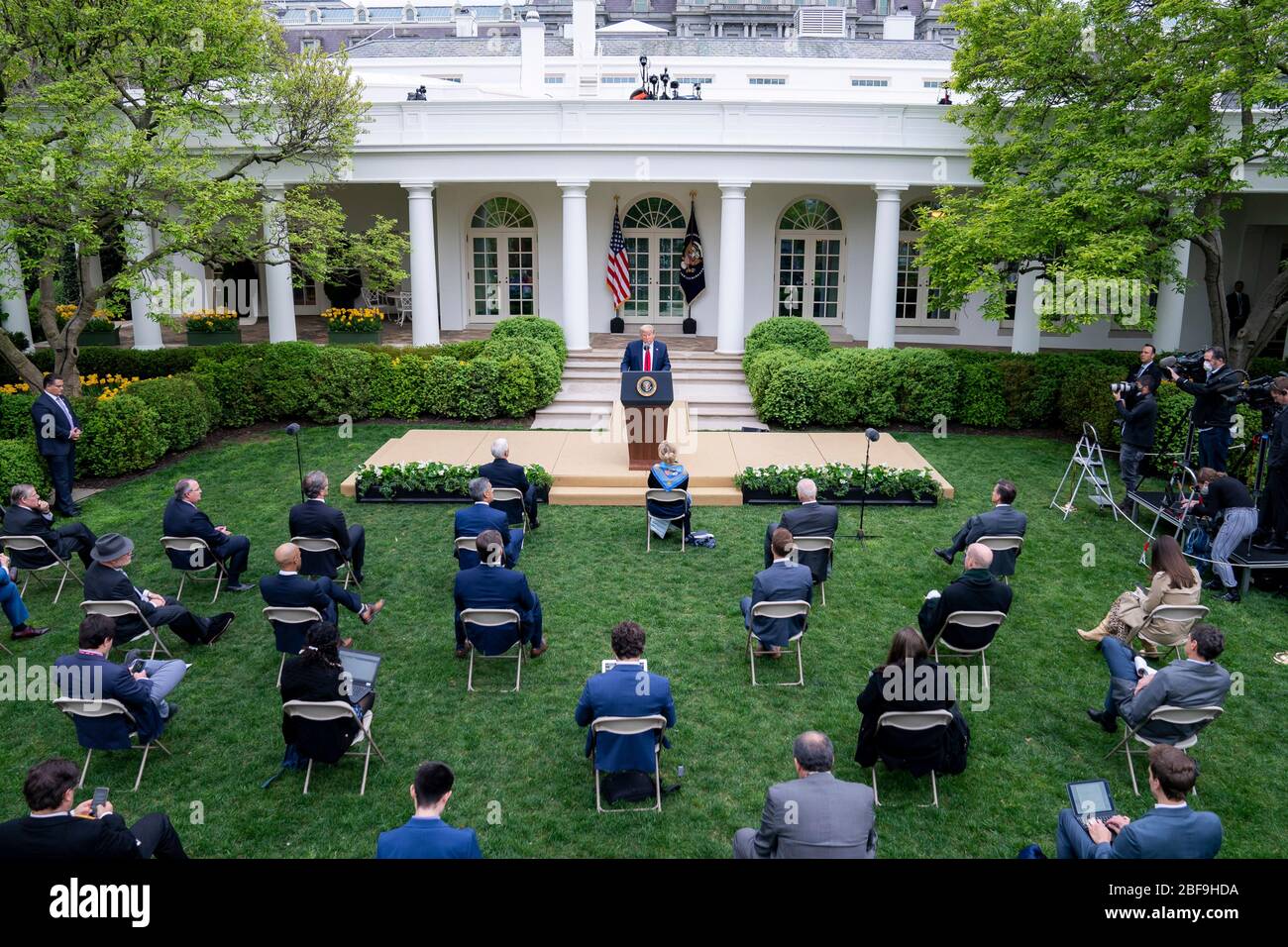 Le président américain Donald Trump répond aux questions des journalistes lors du quotidien COVID-19, exposé sur le coronavirus dans le jardin des roses de la Maison Blanche le 14 avril 2020 à Washington, DC. Banque D'Images