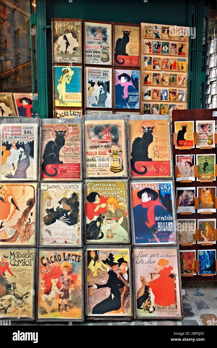 Affiches anciennes d'une boutique de Montmartre, Paris, France. Banque D'Images