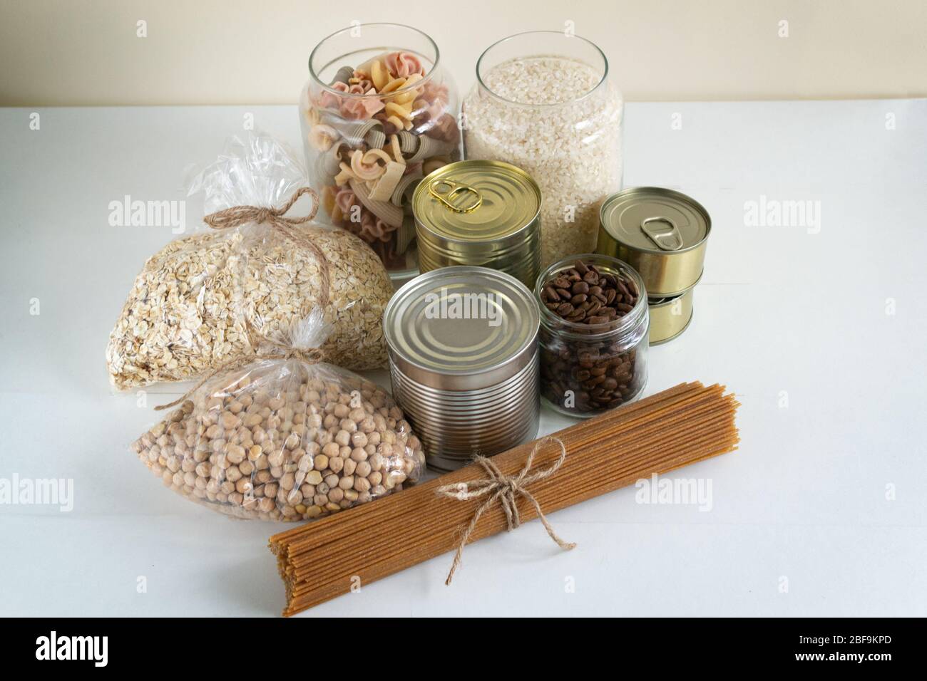 Stocks de divers produits stockés pendant une longue période, pendant la quarantaine. Betteraves à pâtes, flocons d'avoine, riz, pois chiches, légumes en conserve, Banque D'Images