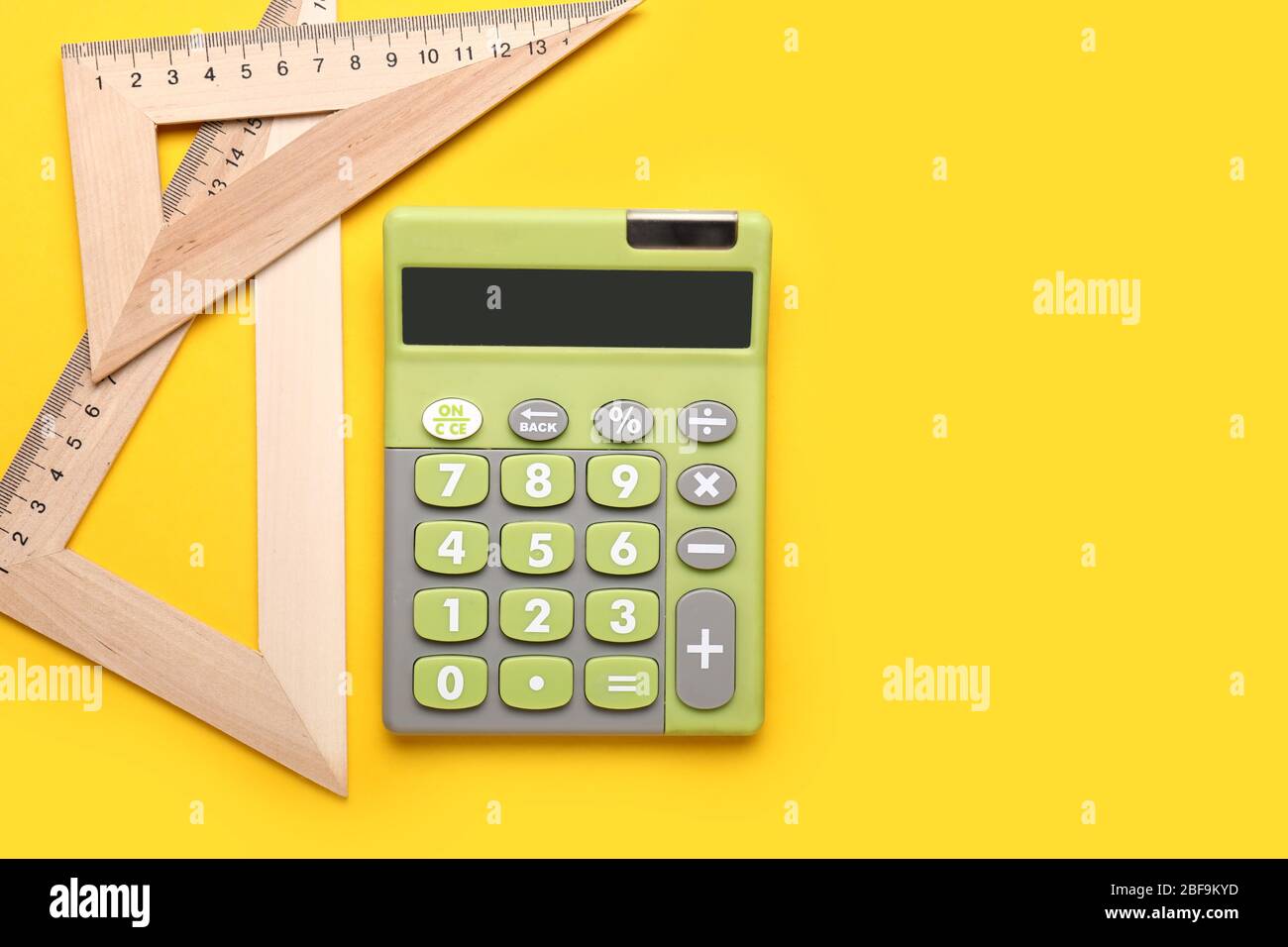 Calculatrice moderne avec règles sur fond couleur Photo Stock - Alamy