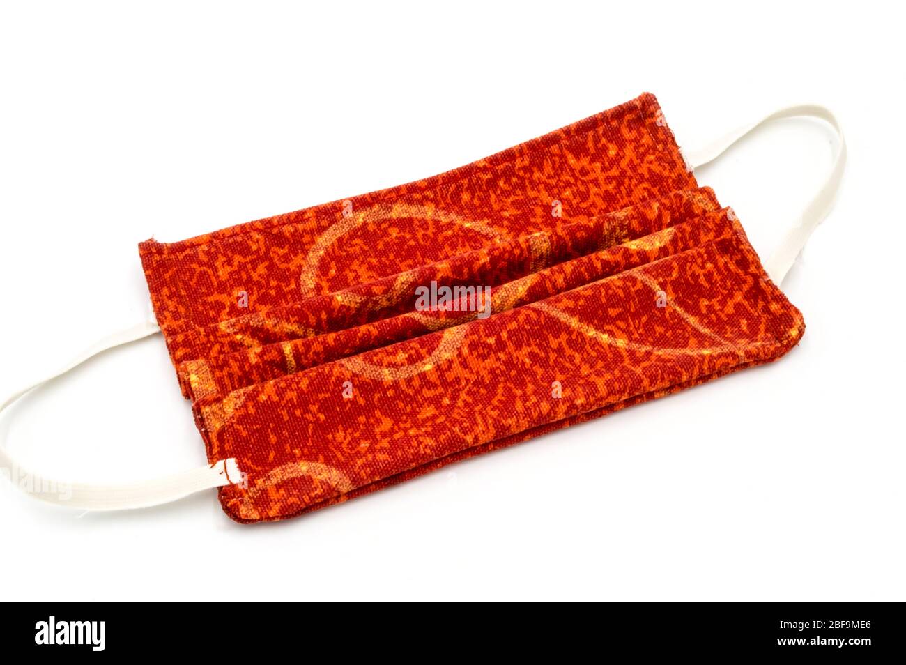 Toujours la vie d'un masque facial rouge sur un fond blanc anti covid 19, projet de couture de bricolage Banque D'Images Toujours la vie d'un masque facial rouge sur un fond blanc anti covid 19, projet de couture de bricolage Banque D'Images