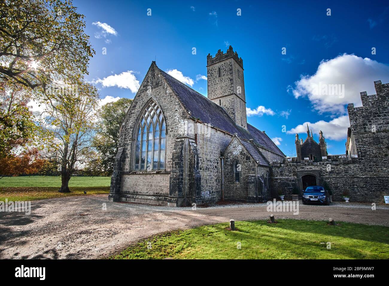 Vue extérieure de l'église Saint-Nicolas, Adare, comté de Limerick, Irlande Banque D'Images