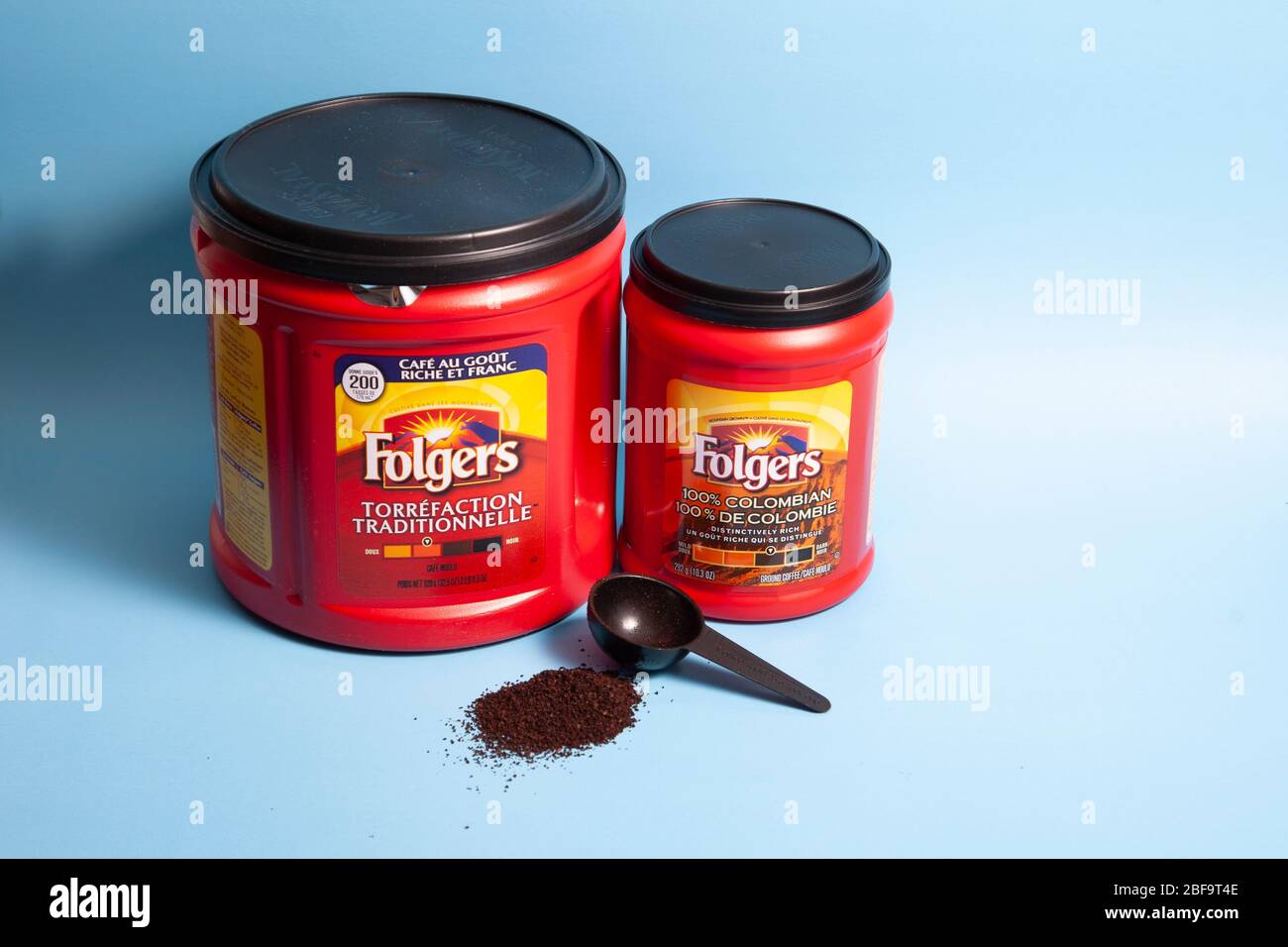 Halifax, Canada- 11 avril 2020 : des contenants rouges de café de marque Folgers et une pelle Banque D'Images