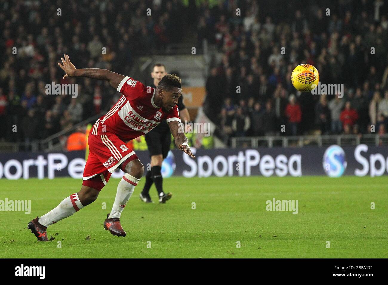 KINGSTON SUR HULL, ROYAUME-UNI. Britt Assombalonga de Middlesbrough lors du match du championnat Sky Bet entre Hull City et Middlesbrough au stade KC, Kingston, à Hull, le mardi 31 octobre 2017. (Crédit: Mark Fletcher | mi News) Banque D'Images