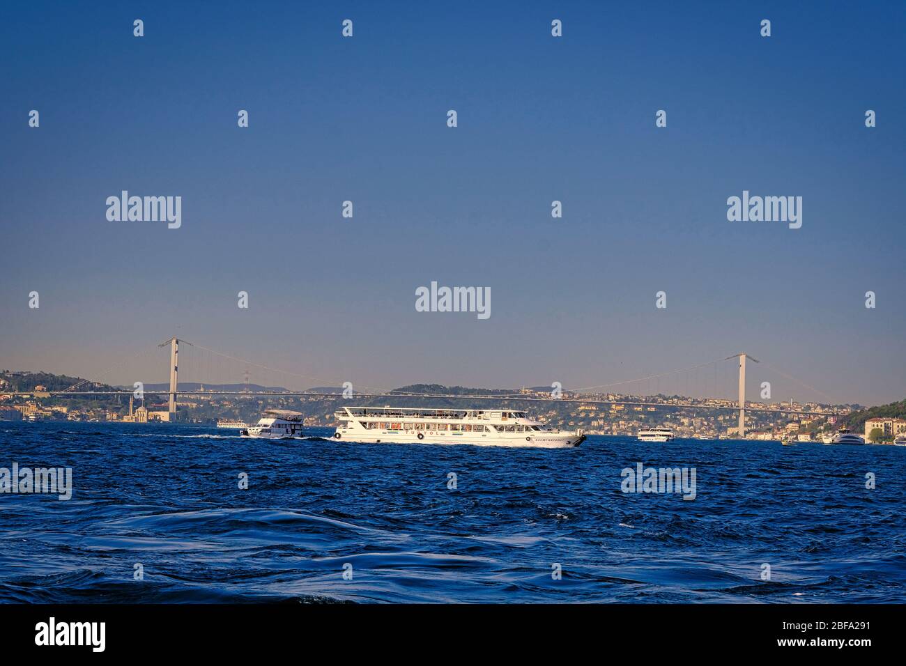 İDO Ferries transportant des passagers dans le détroit d'Istanbul. Banque D'Images