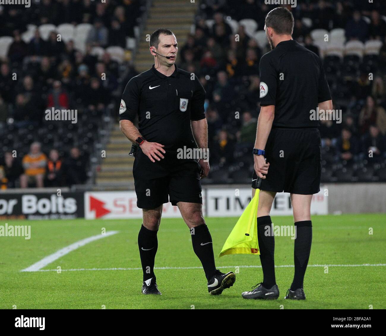 KINGSTON SUR HULL, ROYAUME-UNI. L'arbitre Tim Robinson en discussion avec l'un de ses assistants lors du match de championnat Sky Bet entre Hull City et Middlesbrough au stade KC, Kingston, à Hull, le mardi 31 octobre 2017. (Crédit: Mark Fletcher | mi News) Banque D'Images