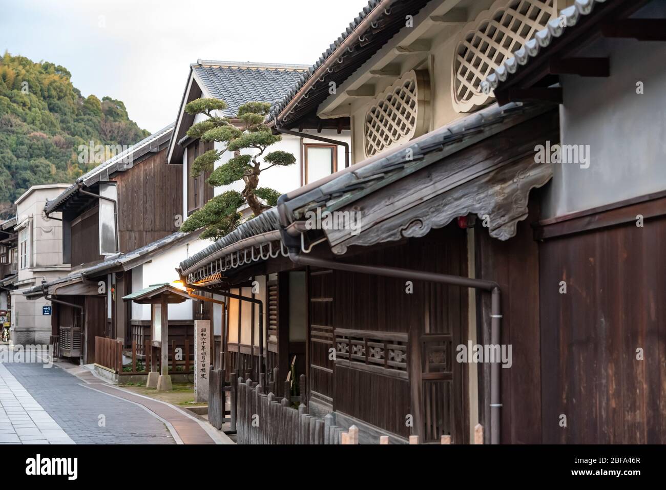 Aire de conservation de l'environnement urbain de Takehara au crépuscule. Les rues bordées de vieux bâtiments d'Edo, de la période Meiji, une attractions touristiques populaire à Takehara Banque D'Images