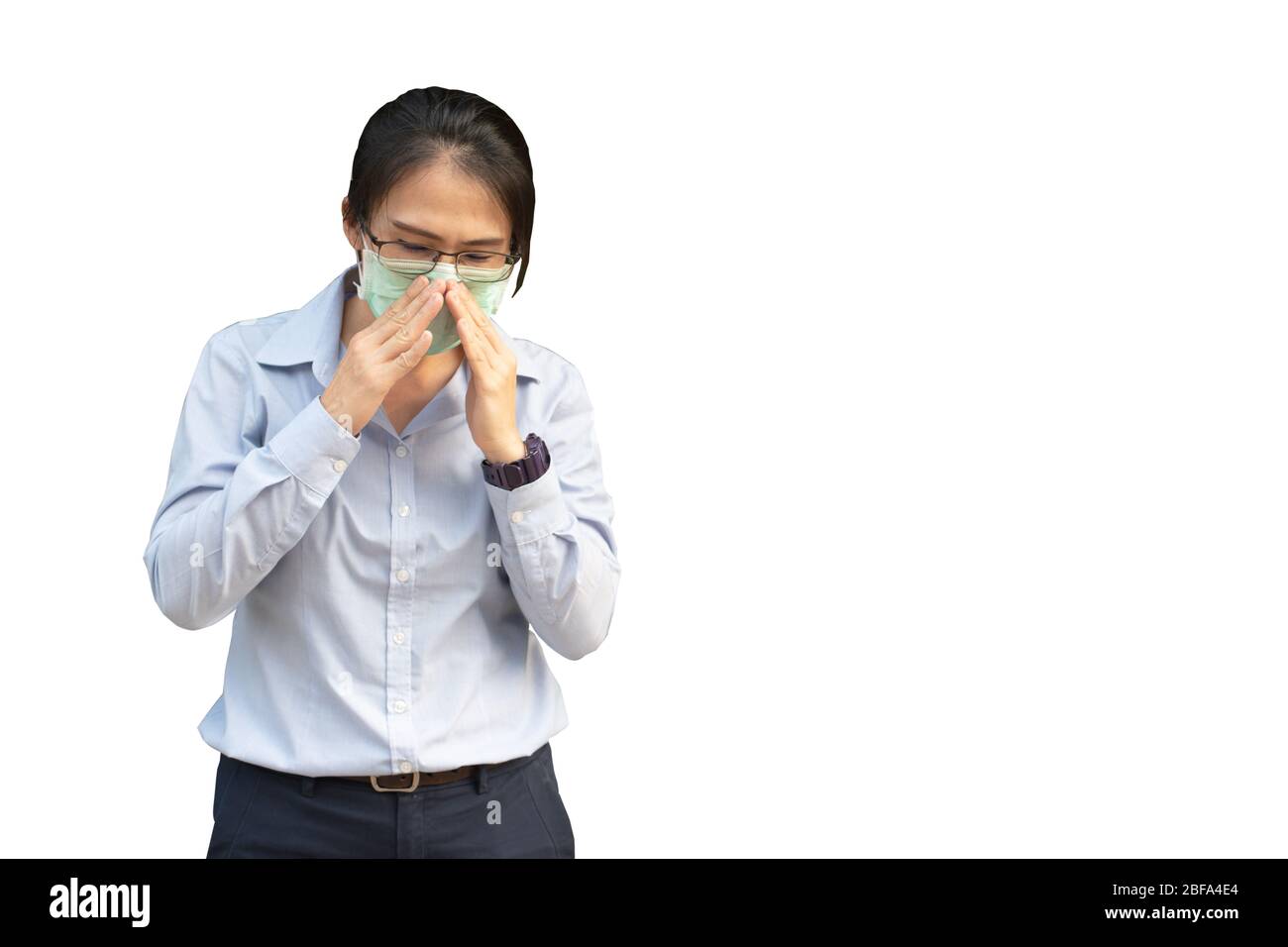 La jeune femme asiatique portant un masque chirurgical empêche les germes, les fumées toxiques, la poussière isolée sur fond blanc, Wuhan coronavirus (COVID-19) prévention des épidémies Banque D'Images