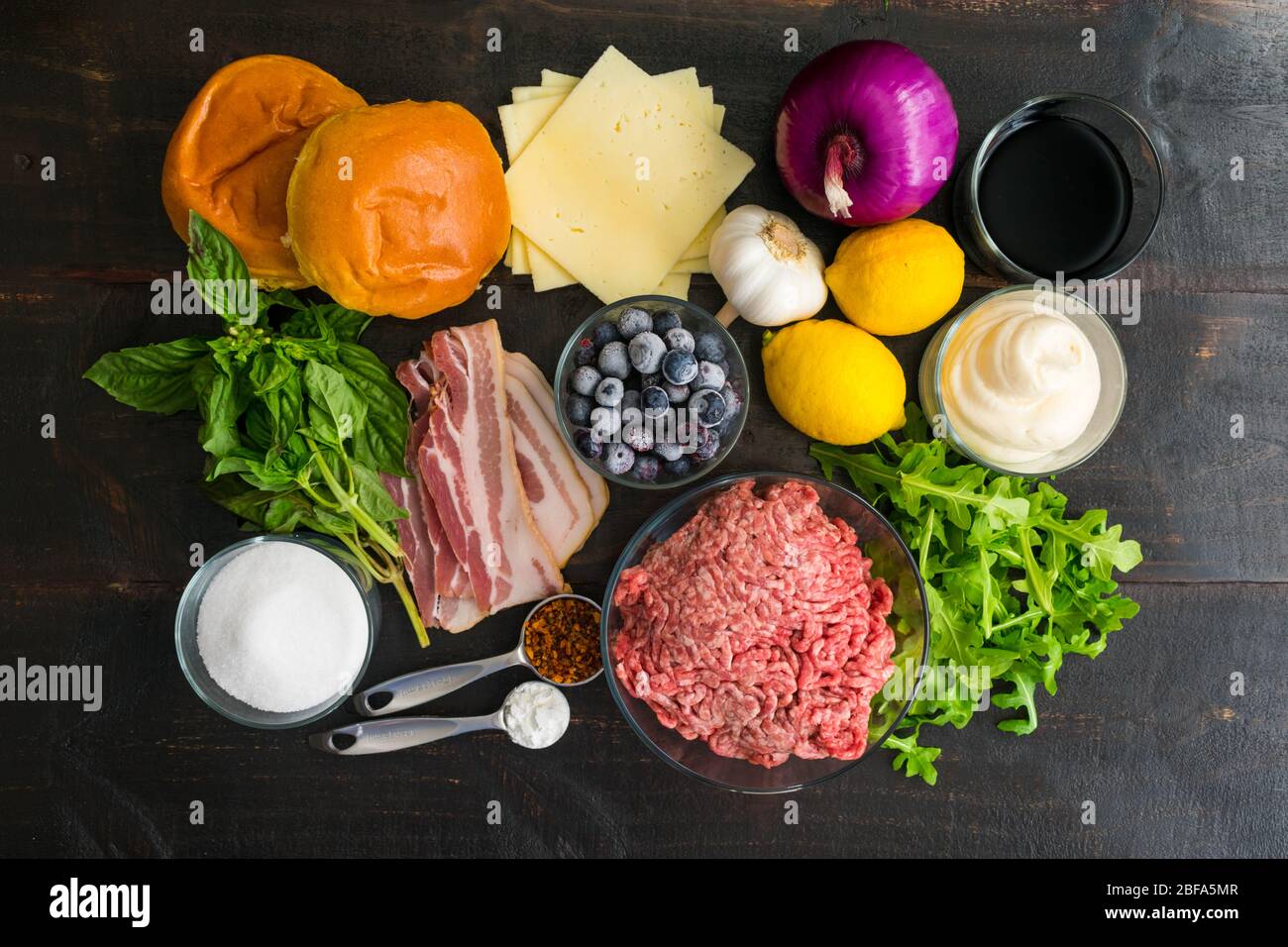 Hamburger au bacon rouge, blanc et bleuet avec de l'Aioli au basilic Ingrédients : boeuf haché, tranches de fromage Havarti et autres ingrédients de cheeseburger au bacon Banque D'Images