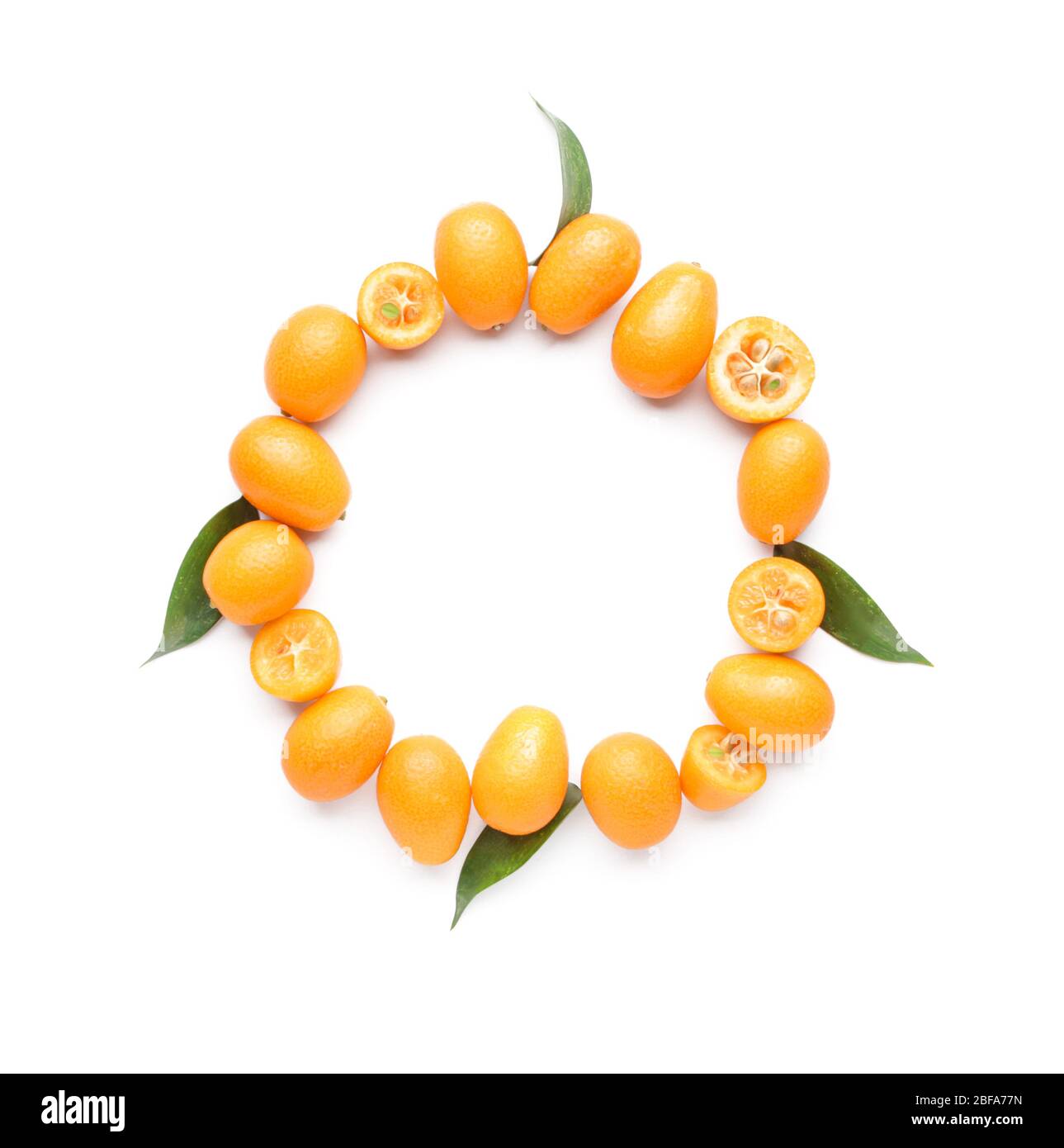 Cadre en délicieux fruits kumquat sur fond blanc Banque D'Images