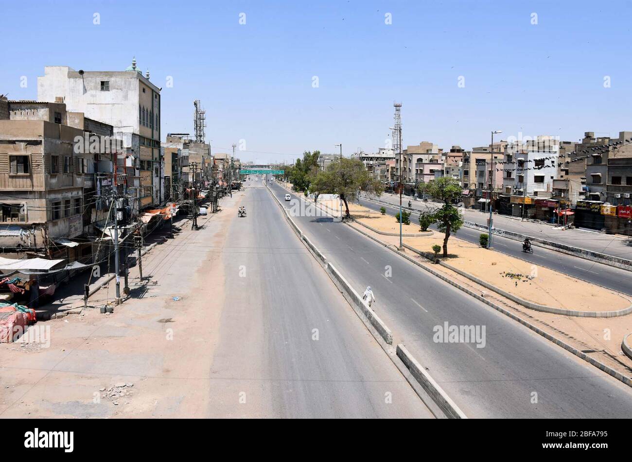 View City donne un look désertique alors que les activités d'affaires s'arrêtent pendant le verrouillage complet de midi à 15:30 pour empêcher les gens de participer à des prières de vendredi congrégationnelles en raison de l'augmentation des cas de coronavirus comme mesure préventive contre la propagation du Coronavirus (COVID-19), à Karachi le vendredi 17 avril 2020. Le nombre de cas confirmés de COVID-19 au Pakistan a augmenté aujourd'hui après la confirmation de nouvelles infections dans le pays. Banque D'Images
