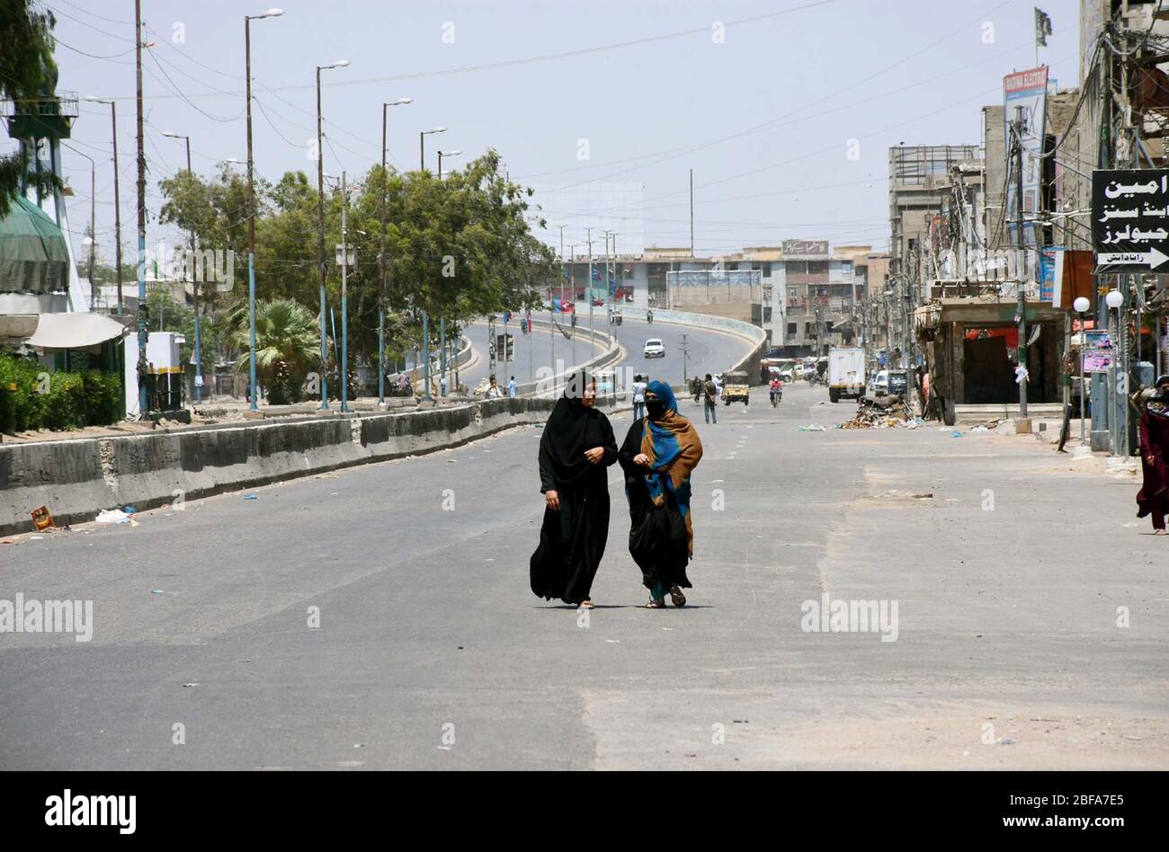 View City donne un look désertique alors que les activités d'affaires s'arrêtent pendant le verrouillage complet de midi à 15:30 pour empêcher les gens de participer à des prières de vendredi congrégationnelles en raison de l'augmentation des cas de coronavirus comme mesure préventive contre la propagation du Coronavirus (COVID-19), à Karachi le vendredi 17 avril 2020. Le nombre de cas confirmés de COVID-19 au Pakistan a augmenté aujourd'hui après la confirmation de nouvelles infections dans le pays. Banque D'Images