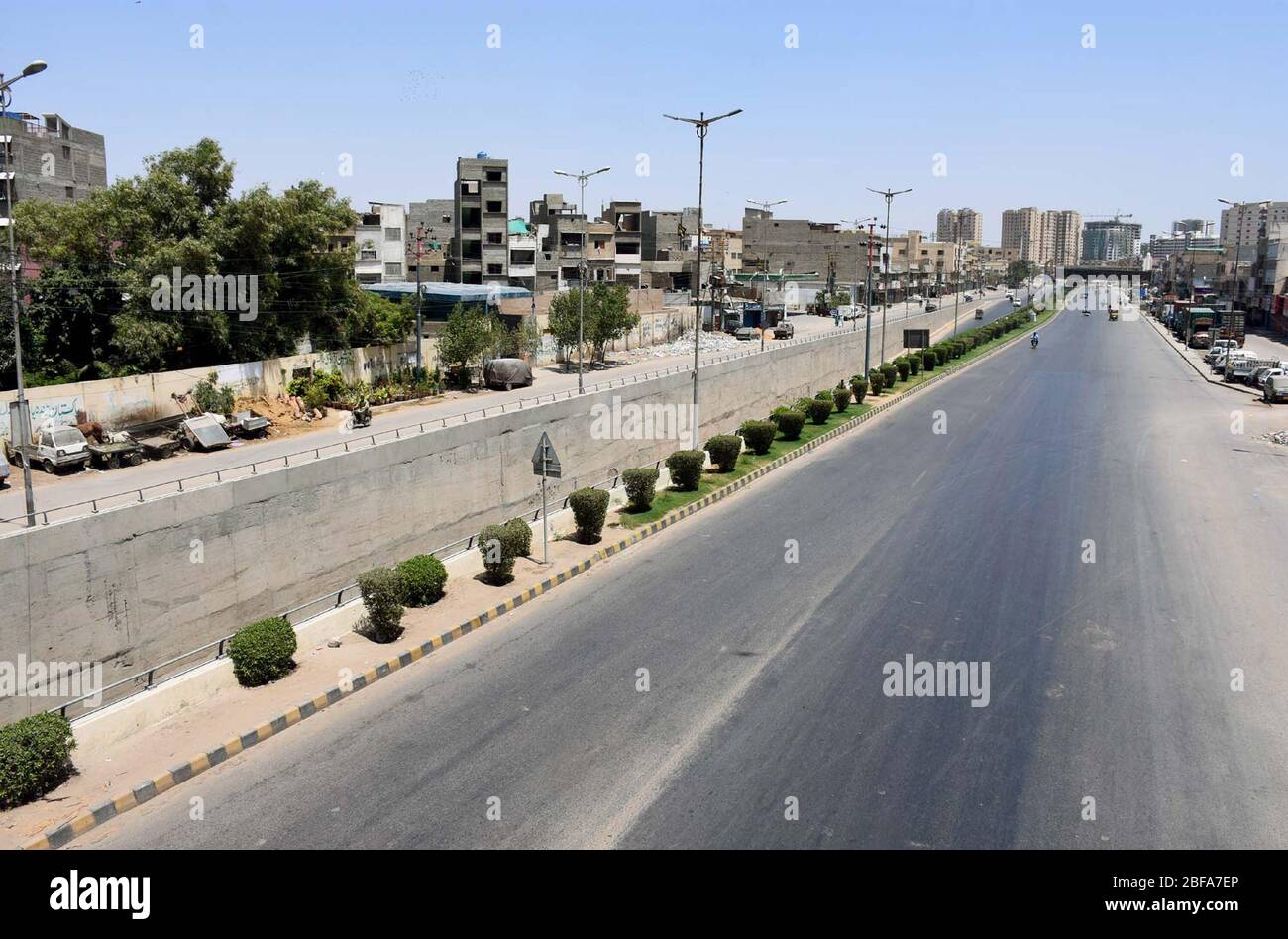 View City donne un look désertique alors que les activités d'affaires s'arrêtent pendant le verrouillage complet de midi à 15:30 pour empêcher les gens de participer à des prières de vendredi congrégationnelles en raison de l'augmentation des cas de coronavirus comme mesure préventive contre la propagation du Coronavirus (COVID-19), à Karachi le vendredi 17 avril 2020. Le nombre de cas confirmés de COVID-19 au Pakistan a augmenté aujourd'hui après la confirmation de nouvelles infections dans le pays. Banque D'Images