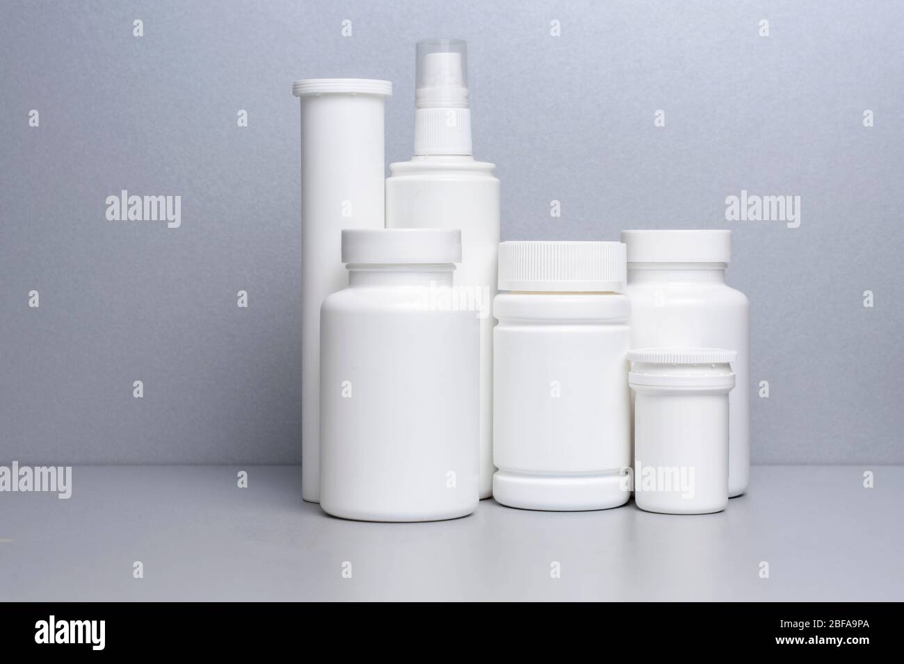 6 pots blancs pour les médicaments et les vitamines et les suppléments  alimentaires sans nom sont sur une étagère grise Photo Stock - Alamy