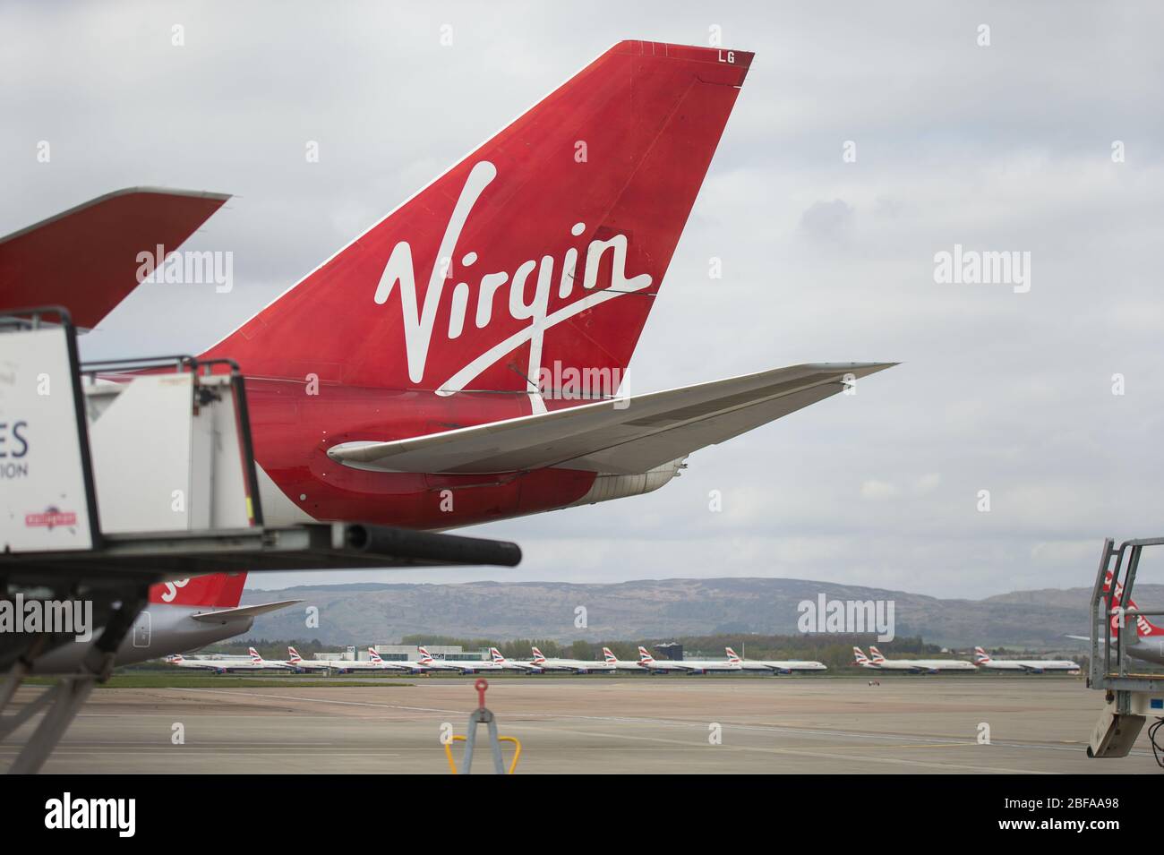 Glasgow, Royaume-Uni. 17 avril 2020. Photo : jets Virgin Atlantic mis à la terre à l'aéroport de Glasgow. En raison de la pandémie de Coronavirus (COVID-19) qui a mis à la terre la plupart des compagnies aériennes, l'aéroport de Glasgow a accueilli le Boeing 747-400 de Virgin Atlantic surnommé Ruby Tuesday et leur Airbus A330-300 surnommée Honkytonk Woman. Les deux jets vus ici avec leurs moteurs enveloppés dans des draps en plastique pour empêcher les oiseaux nicheurs de l'intérieur des moteurs. Crédit : Colin Fisher/Alay Live News Banque D'Images