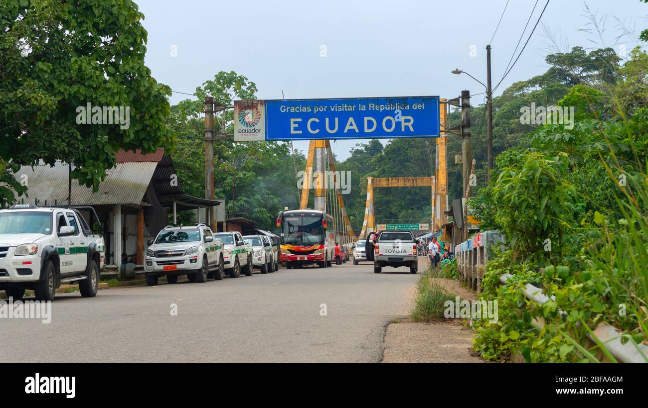 La Hormiga, Putumayo / Colombie - 8 mars 2020: Bus et voitures traversant le pont international sur la rivière San Miguel du côté équatorien Banque D'Images