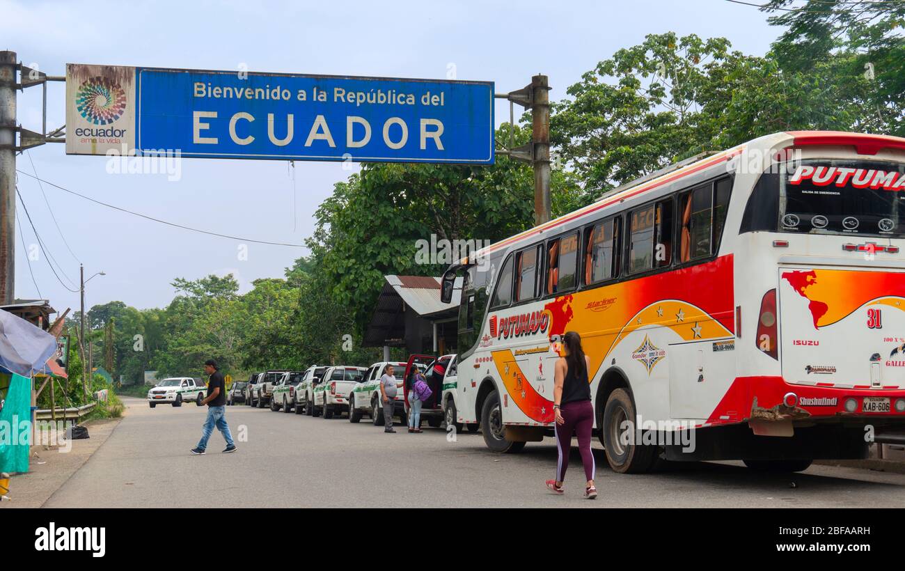 La Hormiga, Putumayo / Colombie - 8 mars 2020: Bus entrant en Équateur après avoir traversé le pont international sur la rivière San Miguel par une journée ensoleillée Banque D'Images