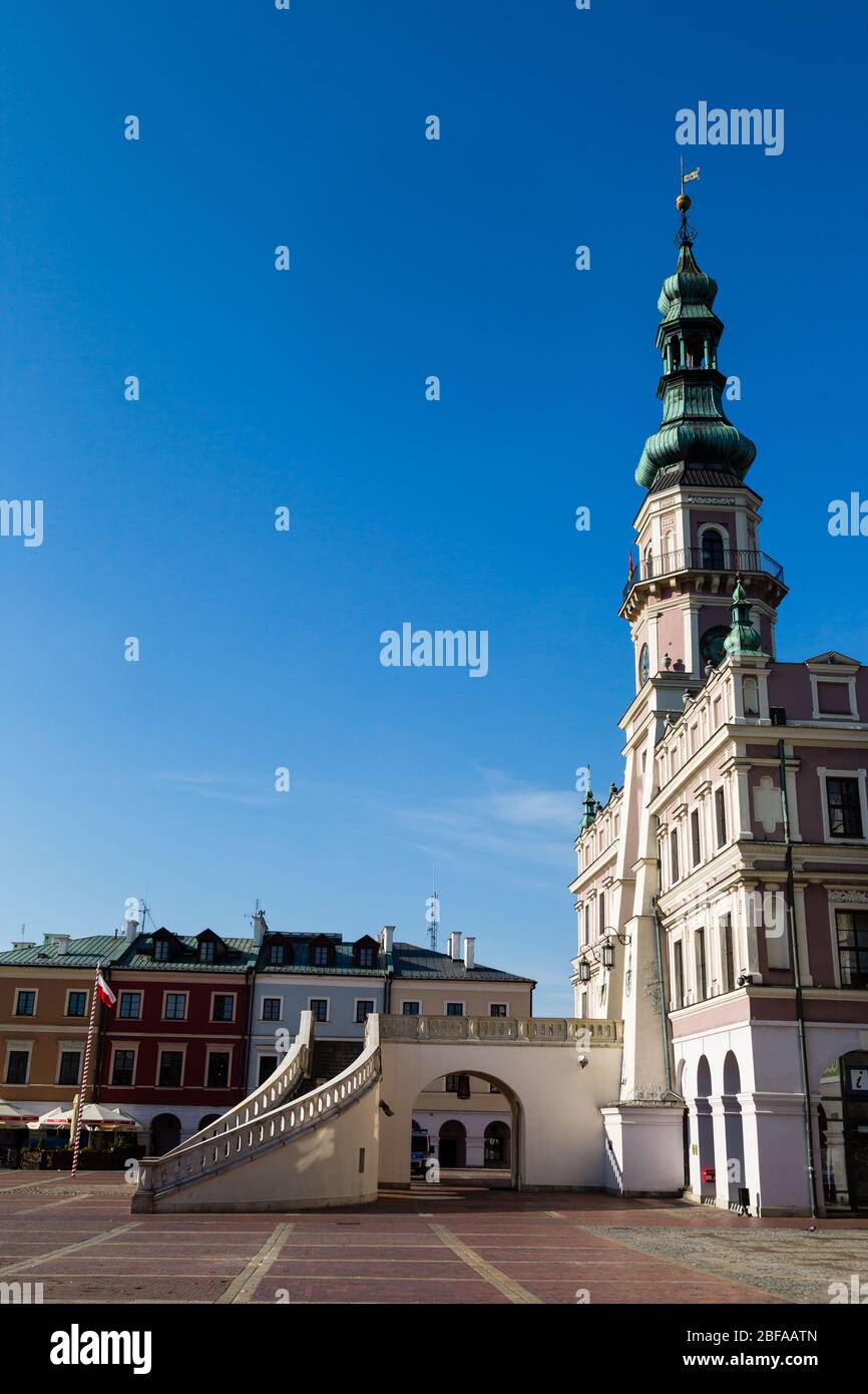 ZAMOSC, POLOGNE - 01 NOVEMBRE 2019 : Hôtel de ville sur la place du Grand marché (Rynek Wielki) à Zamosc, le jour ensoleillé Banque D'Images