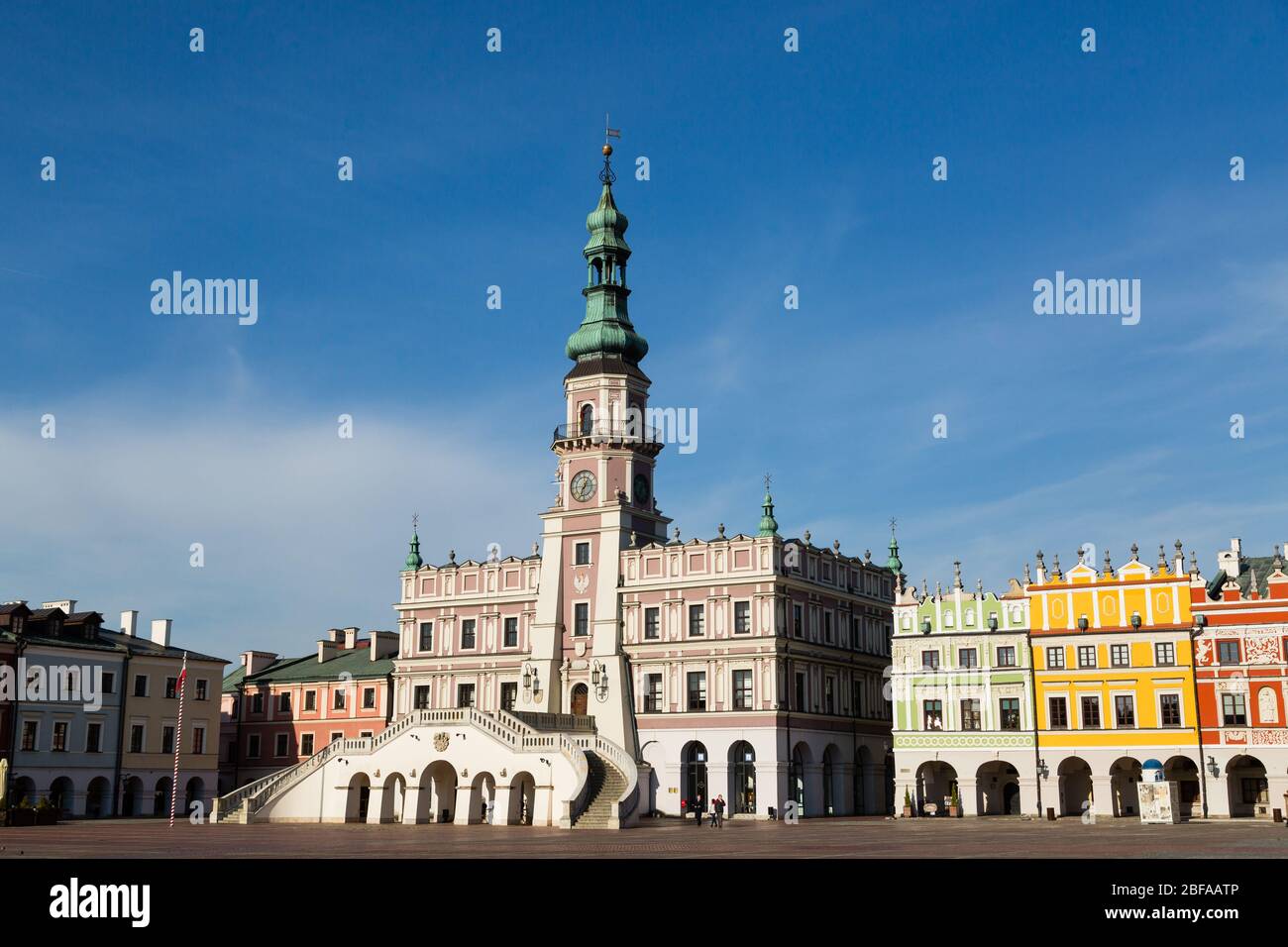 ZAMOSC, POLOGNE - 01 NOVEMBRE 2019: Hôtel de ville principal sur la grande place du marché (Rynek Wielki) dans la ville de Zamosc le jour ensoleillé Banque D'Images