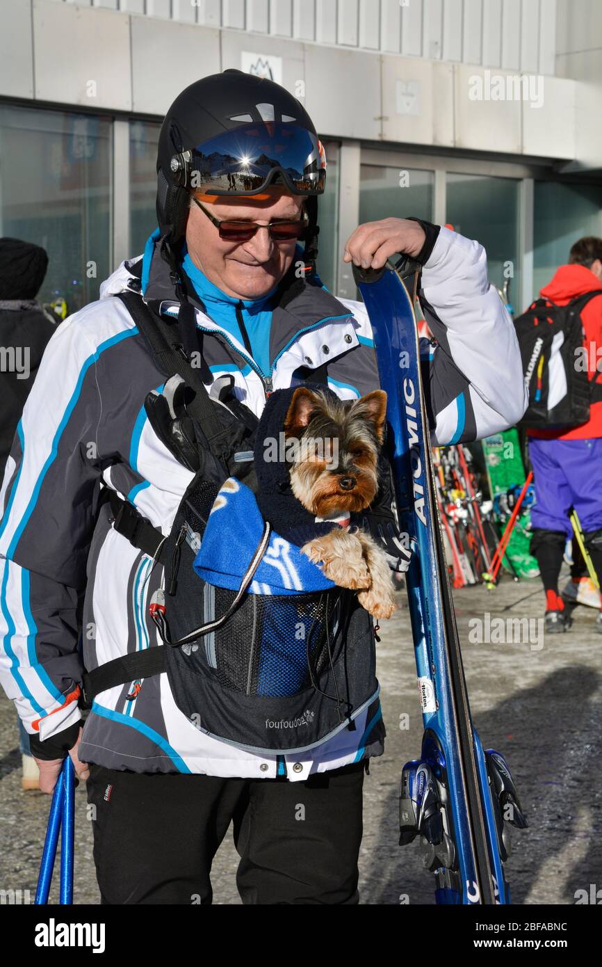 Stubai, Autriche - 23 décembre 2015 : homme non identifié avec petit chien en sac pour des vacances de ski sur le glacier de Stubai Banque D'Images