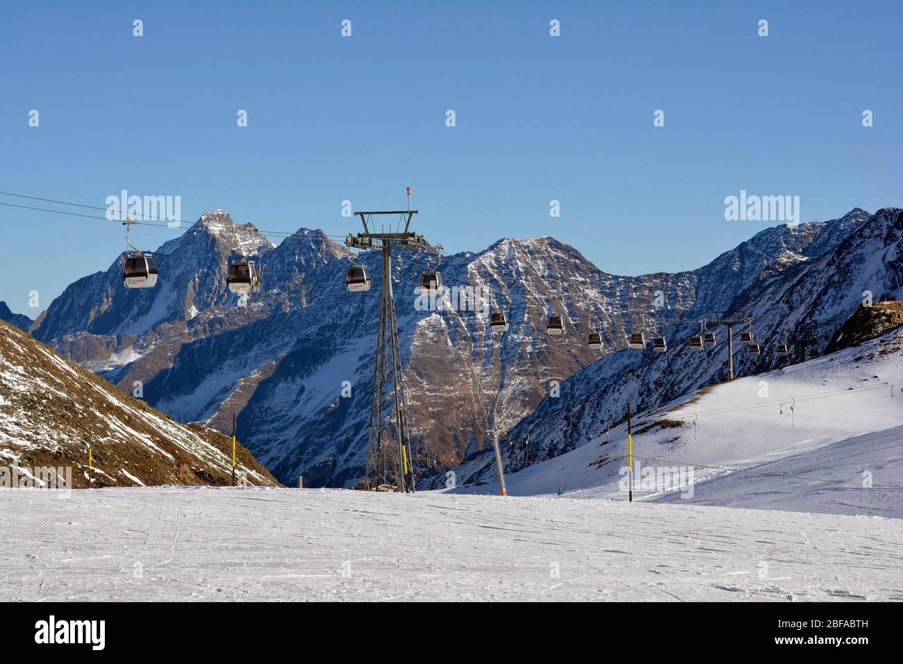 Stubai, Autriche - 23 décembre 2015 : téléphérique dans la station de ski du glacier stubaier, mode de transport préféré Banque D'Images