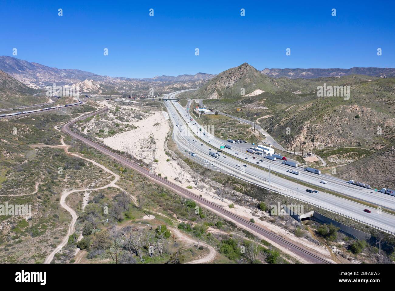 Vue aérienne de l'autoroute Interstate 15 (I-15), car elle monte sur la pente du Cajon Pass reliant Los Angeles au désert et à Las Vegas Banque D'Images