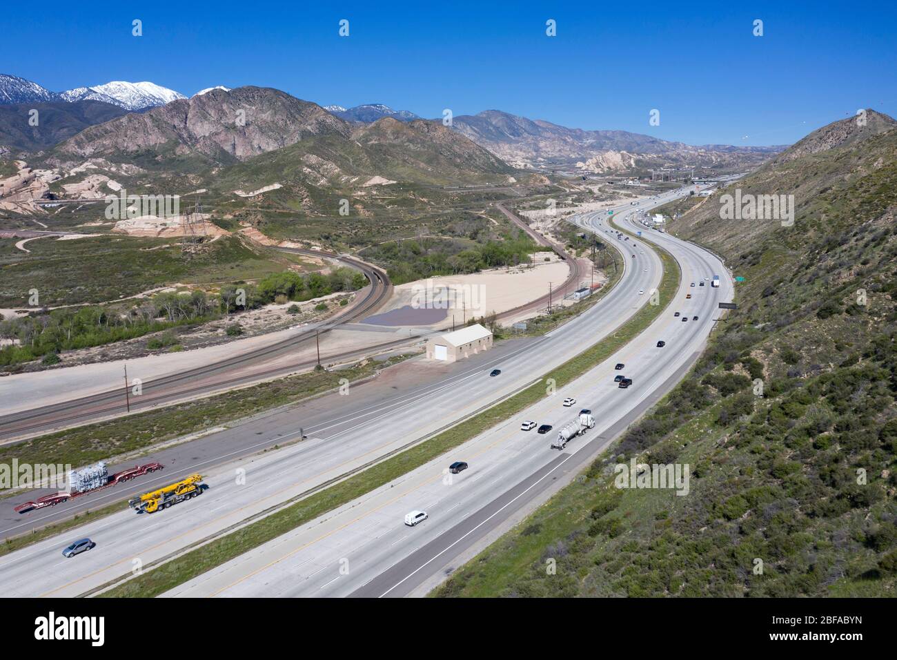 Vue aérienne de l'autoroute Interstate 15 (I-15), car elle monte sur la pente du Cajon Pass reliant Los Angeles au désert et à Las Vegas Banque D'Images