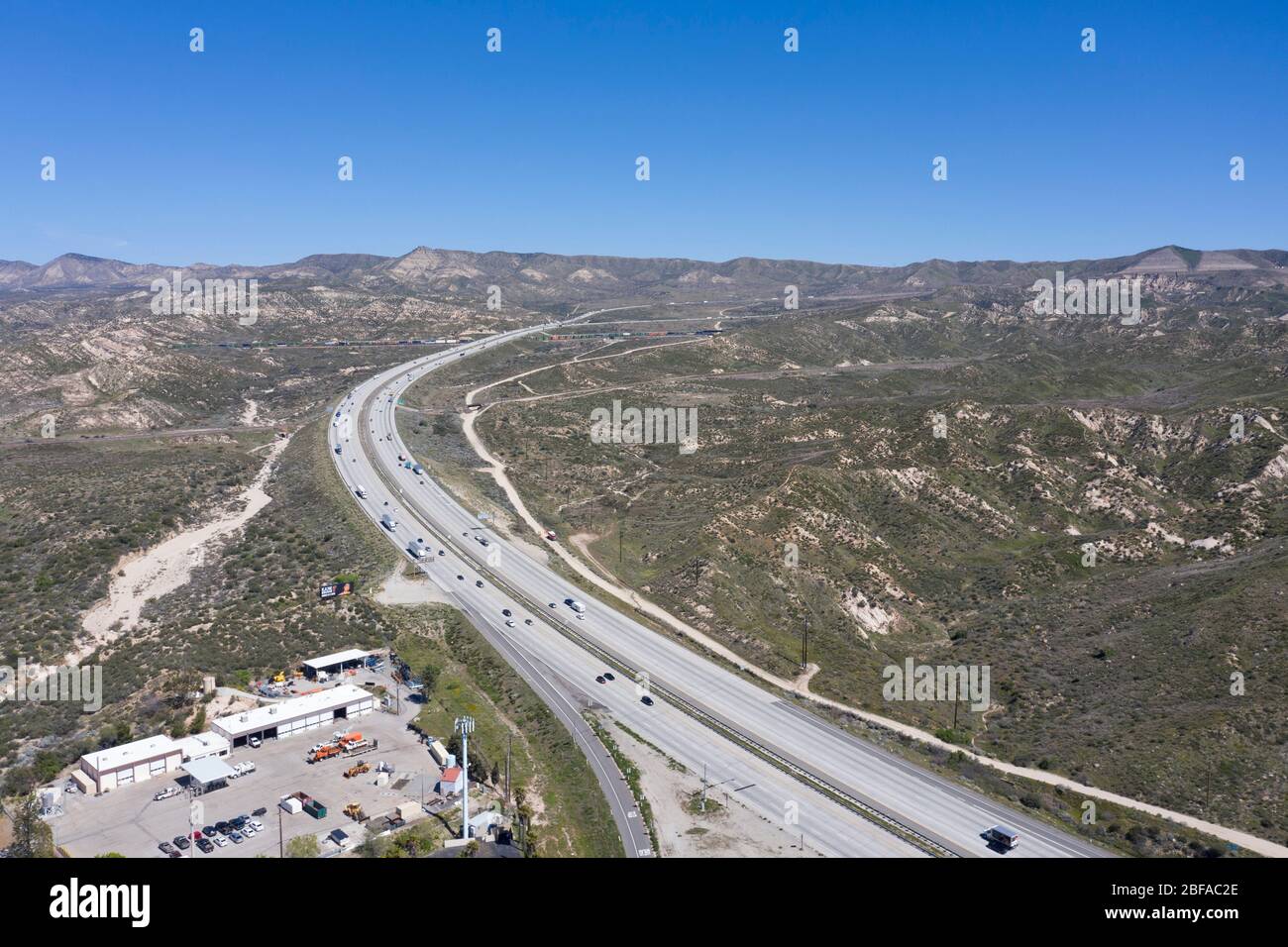 Vue aérienne de l'autoroute Interstate 15 (I-15), car elle monte sur la pente du Cajon Pass reliant Los Angeles au désert et à Las Vegas Banque D'Images