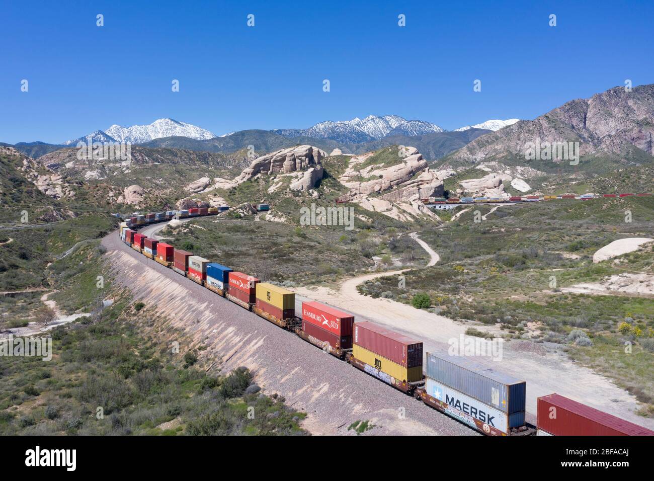 Train de fret grimpant à Cajon Pass dans le comté de San Bernardino, une partie de la grande chaîne logistique de la Californie du Sud Banque D'Images