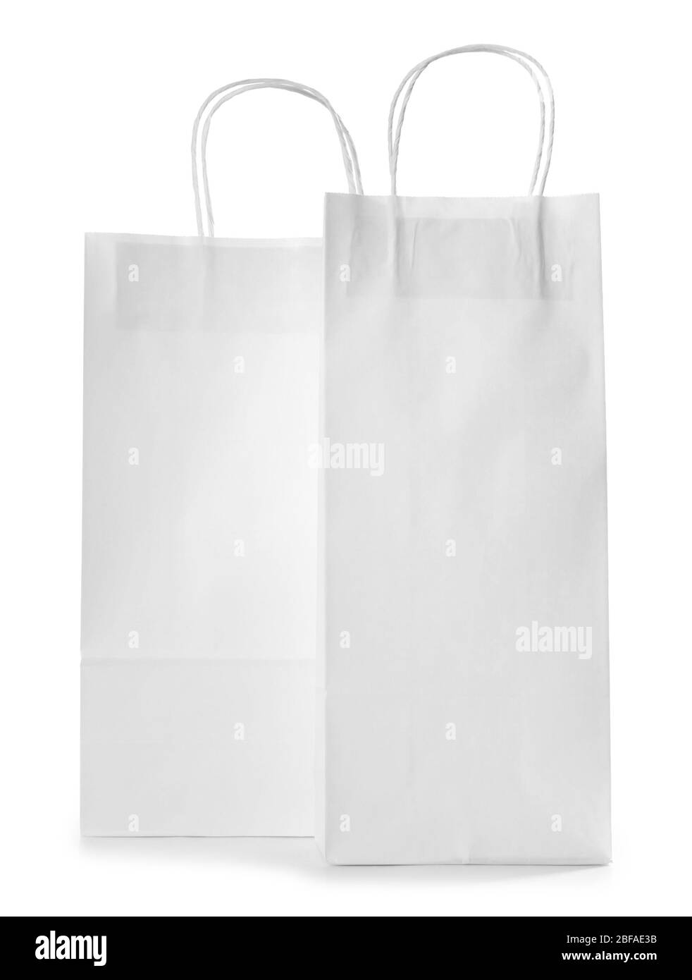 Sacs de shopping en papier sur fond blanc Banque D'Images