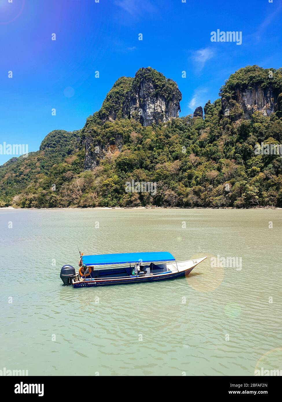 Magnifique paysage du parc de la géoforêt de Kilim à Langkawi, en Malaisie. Les bateaux à moteur sont amarrés dans la zone ombragée de la rivière et en arrière-plan sont Banque D'Images