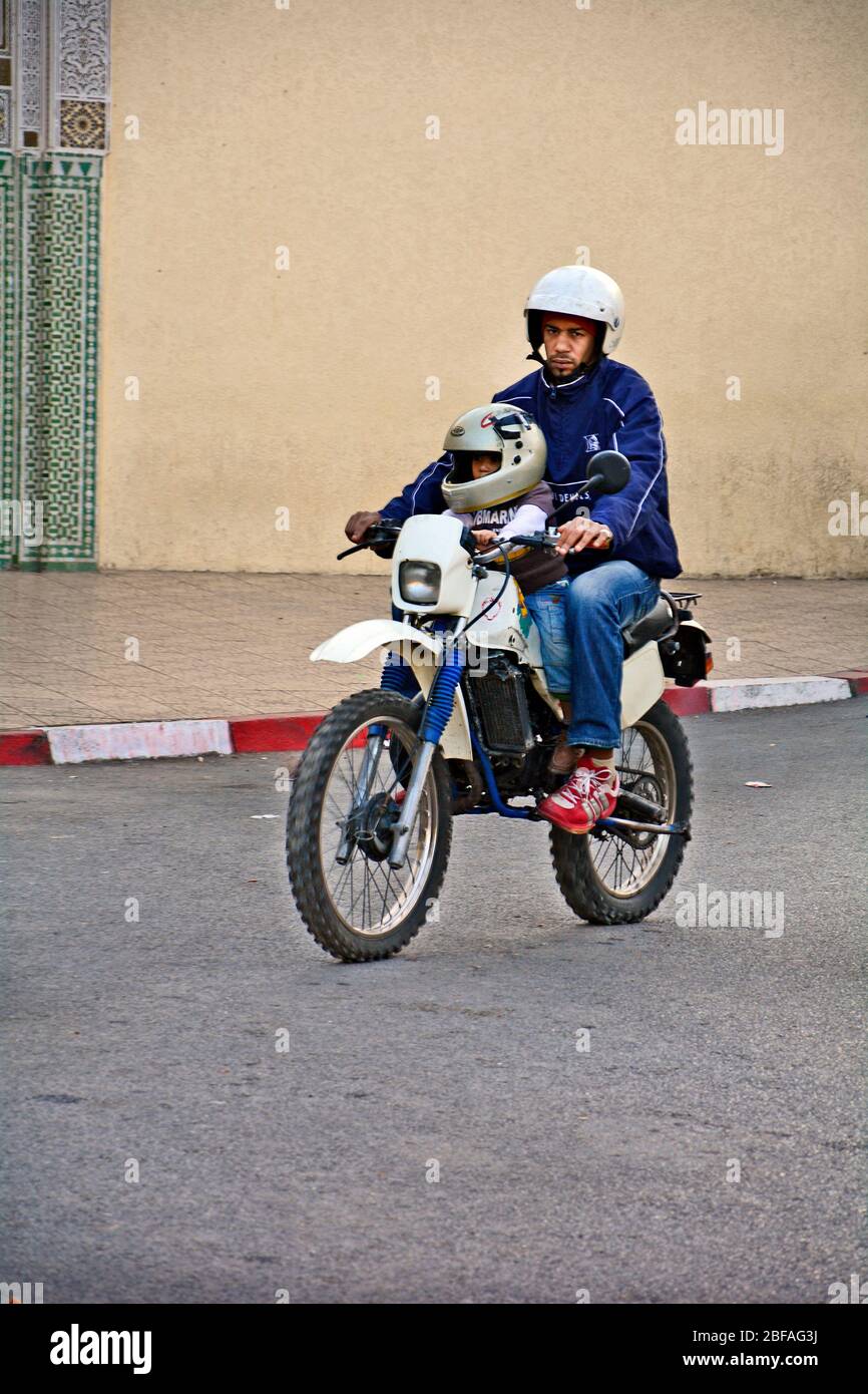 Fes, Maroc - 20 novembre 2014 : conducteur non identifié avec enfant en vélo, mode de transport habituel Banque D'Images