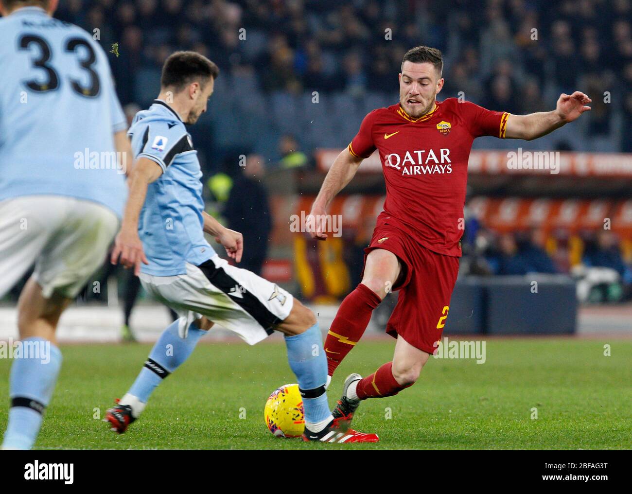 Rome, Italie, 26 janvier 2020. Le Jordan Veretout de Roma, à droite, est contesté par Stefan Radu lors du match de football de Serie A entre Roma et Lazio au stade olympique. Banque D'Images