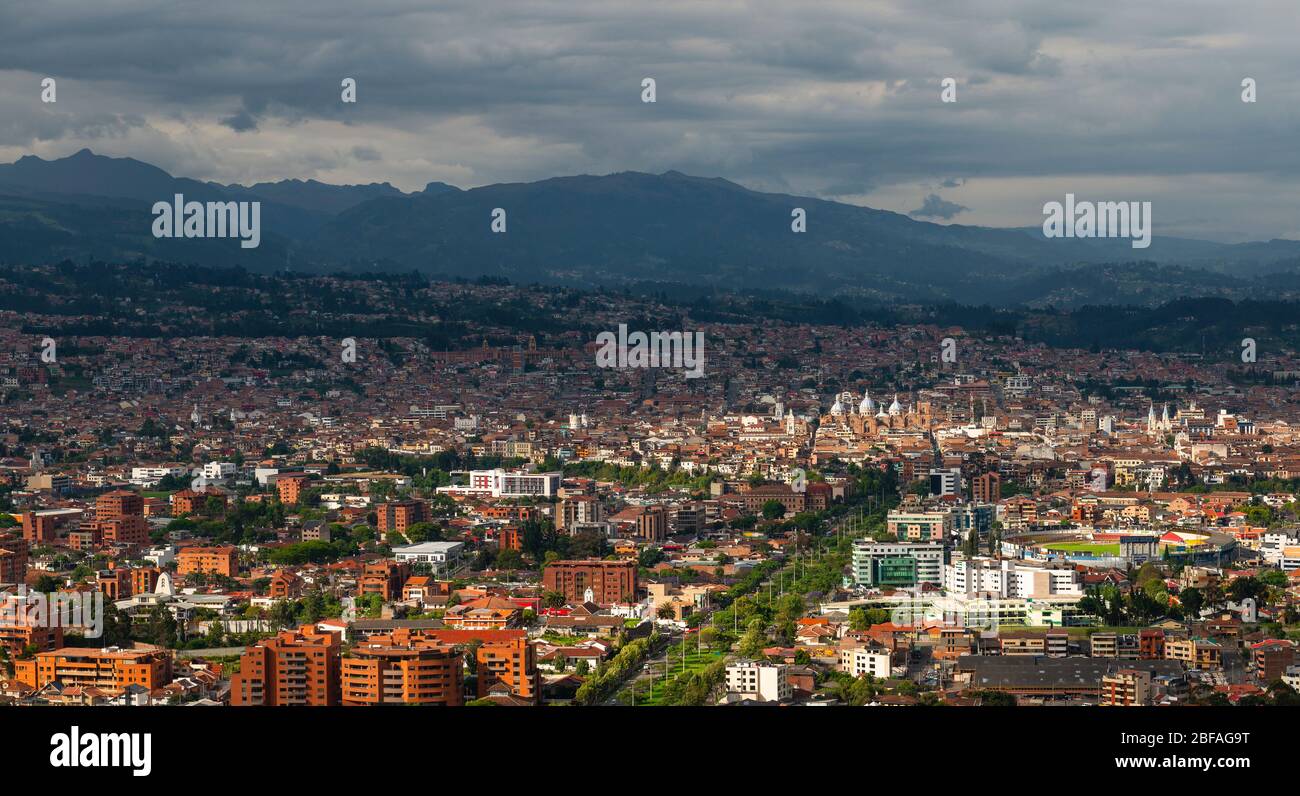 Panorama aérien de la ville de Cuenca avec le soleil qui brille sur le centre historique de la ville et sa nouvelle cathédrale, l'Équateur. Banque D'Images