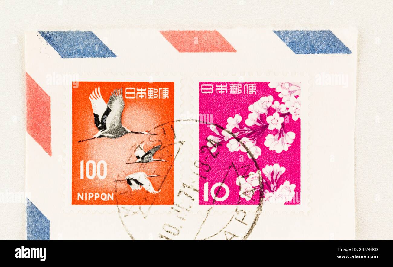 SEATTLE WASHINGTON - 16 avril 2020 : gros plan de 1961 et 1963 timbres japonais émis, sur enveloppe de courrier aérien avec annulation en date du 1971 . Banque D'Images