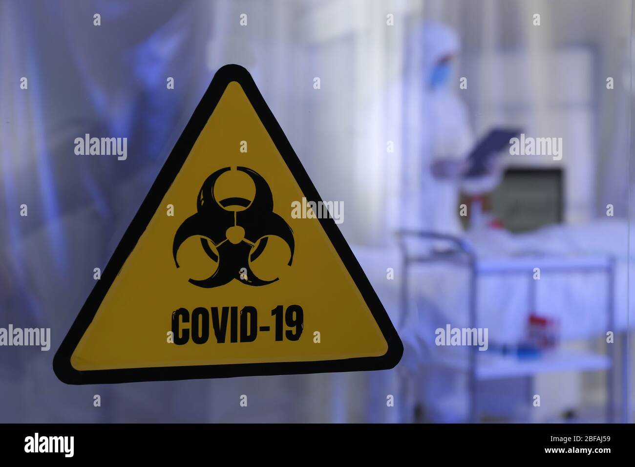 Panneau d'avertissement de risque biologique sur la porte du service d'isolement contagieux. Concept de l'épidémie de Coronavirus Banque D'Images