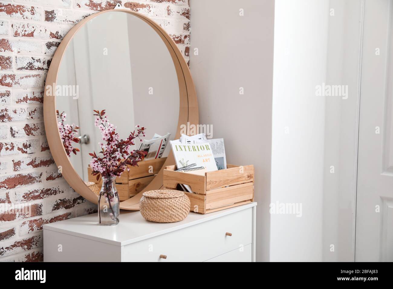 Intérieur élégant de la salle moderne avec fleurs printanières Banque D'Images