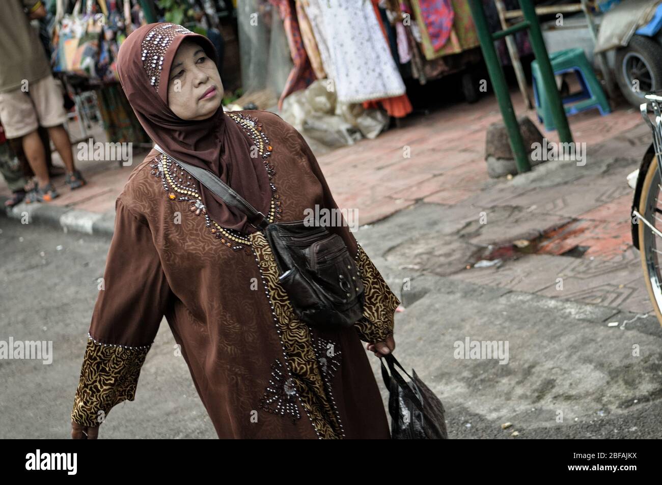 Femme élégante voilée dans la rue à Yogyakarta, Java, Indonésie Banque D'Images