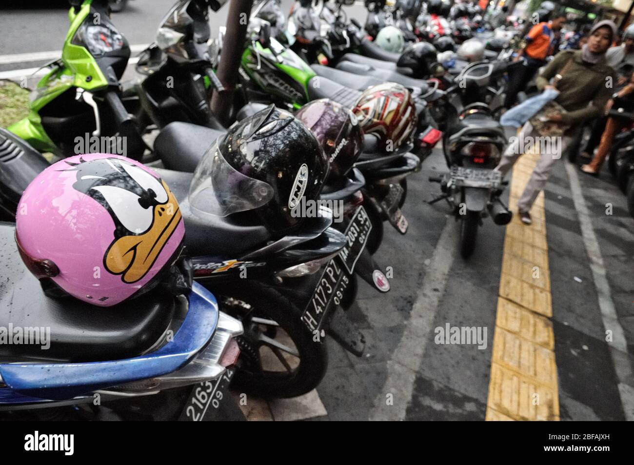 Casque et motos Daffy Duck à Yogyakarta, Java, Indonésie Banque D'Images