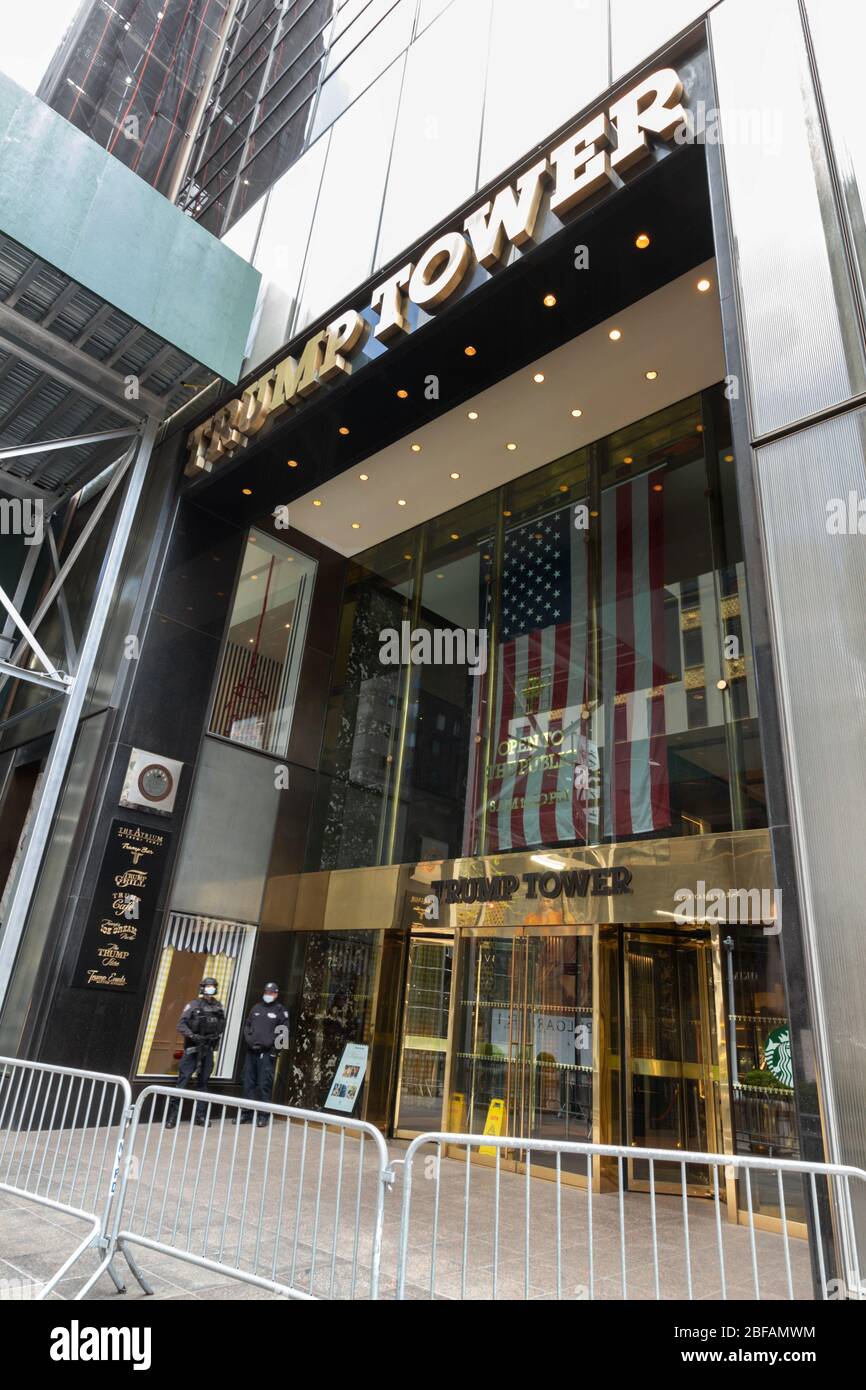 Tour Trump sur la cinquième Avenue. On peut voir des gardes armés porter des masques de visage en arrière-plan pendant la pandémie de coronavirus ou de covid-19. Banque D'Images
