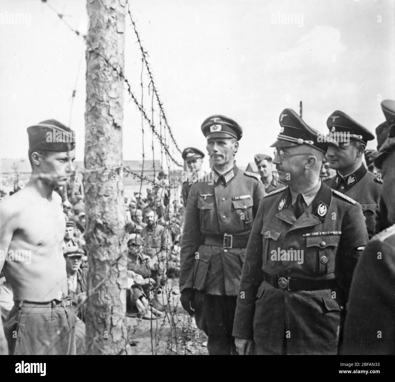 Heinrich Luitpold Himmler 7 octobre 1900 C 23 mai 1945) visite d'un camp de prisonniers de guerre en Russie en 1941 Banque D'Images