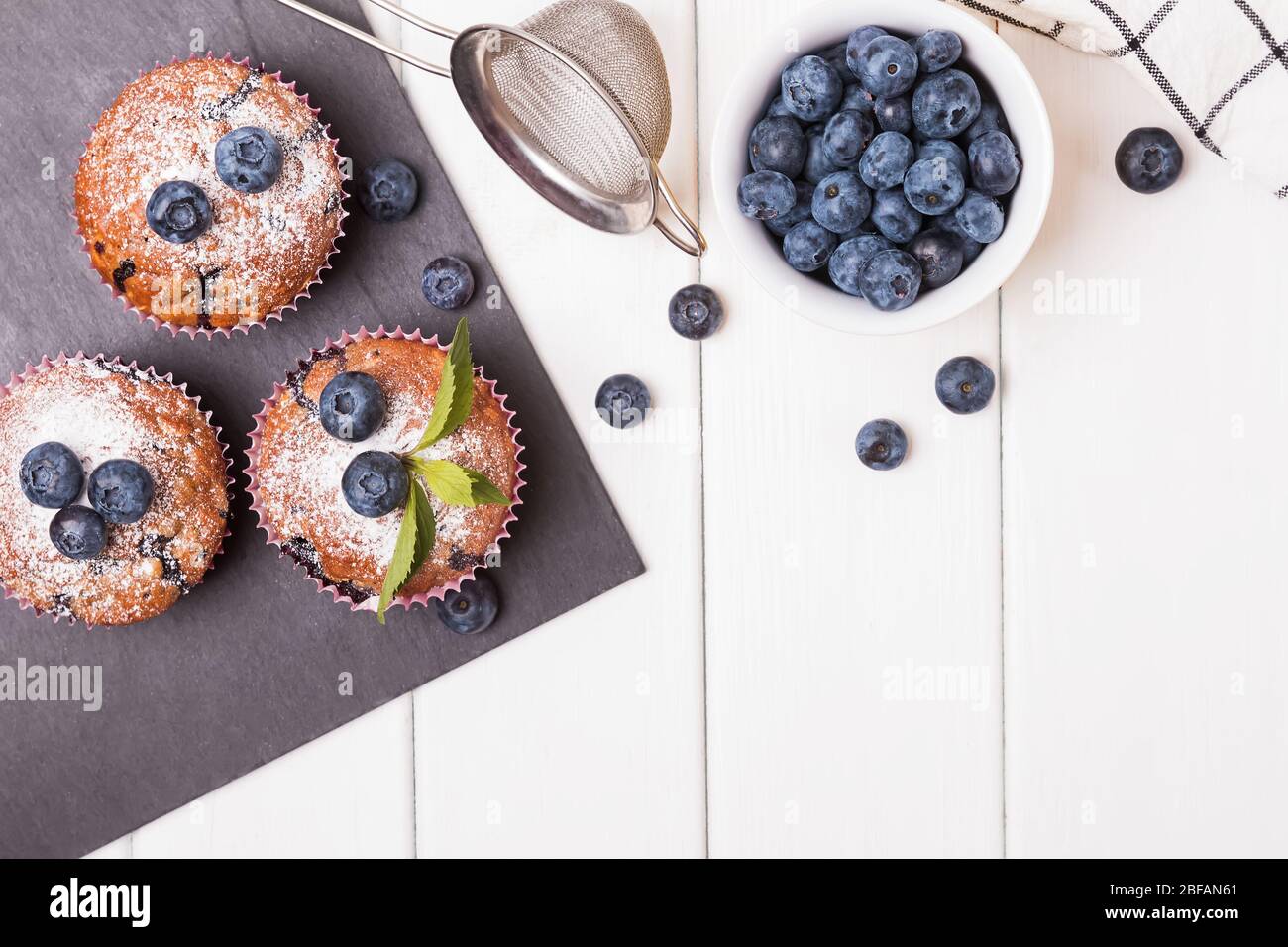 De délicieux muffins aux bleuets sur la table en bois blanc Banque D'Images
