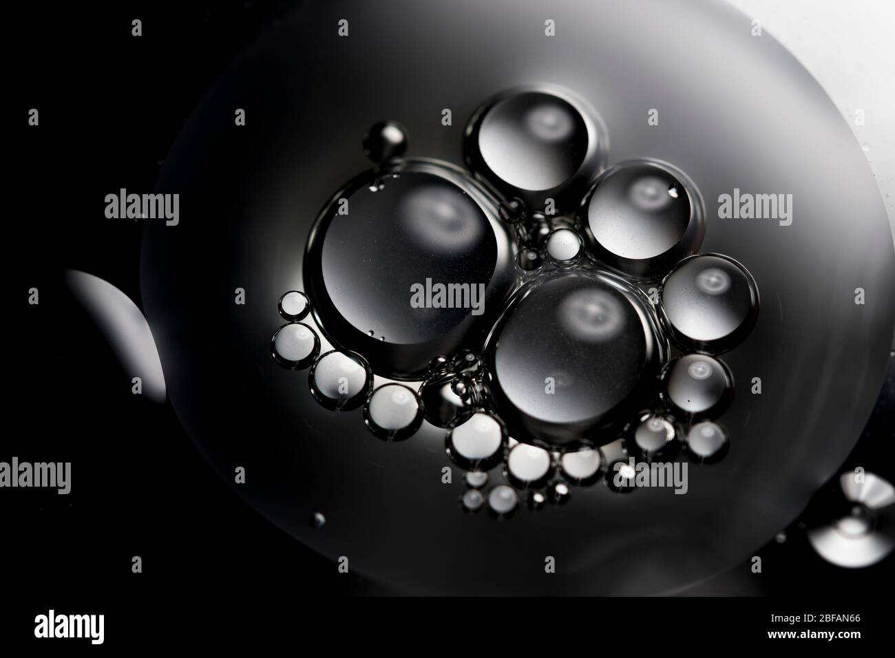 Gros plan des formes circulaires de bulles d'eau. Cercles de motifs organiques liquides et de textures. Conception dynamique macro de l'eau. Banque D'Images