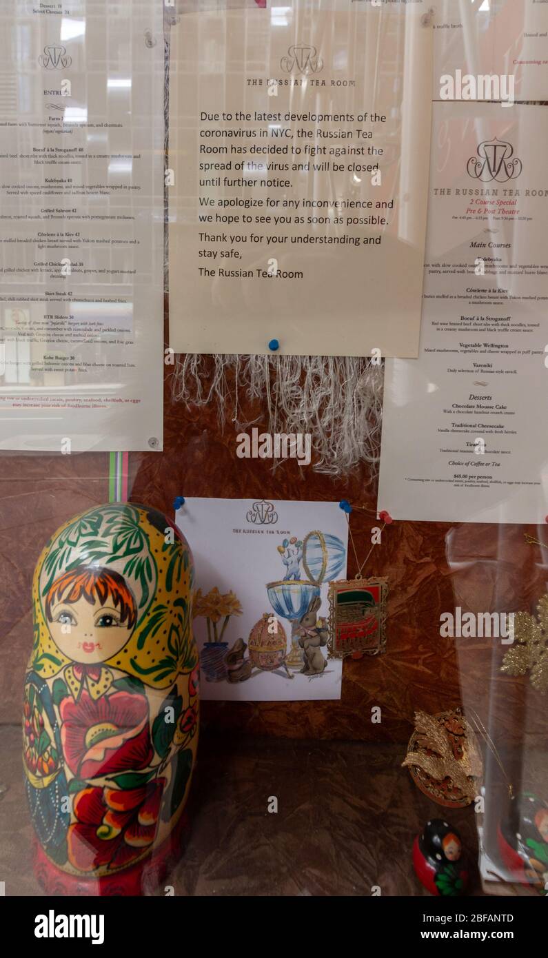 Panneau affiché dans la fenêtre du restaurant russe Tea Room indiquant qu'il est fermé en raison du coronavirus ou de la pandémie de covid-19. Banque D'Images