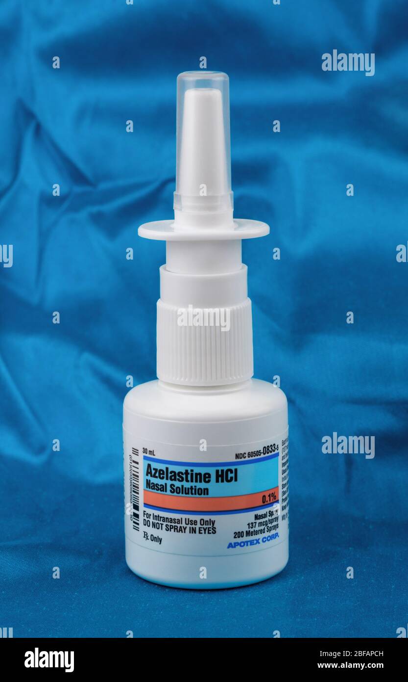 Éditorial illustratif d'Azelastine, un spray nasal antihistaminique de  prescription utilisé pour traiter les symptômes d'écoulement nasal et  d'allergie sur fond de tissu bleu Photo Stock - Alamy