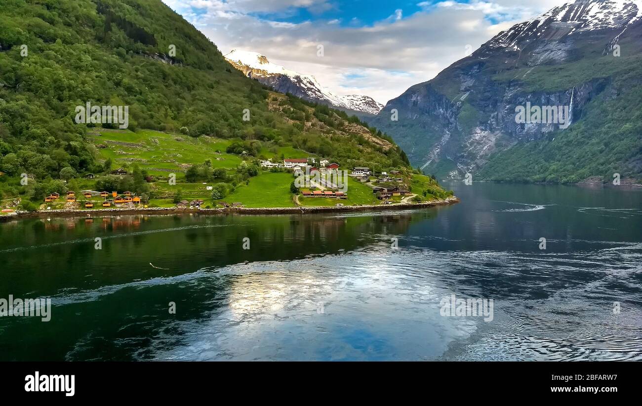 Croisière au-delà d'un petit règlement sur le chemin de Geiranger, Norvège. Banque D'Images