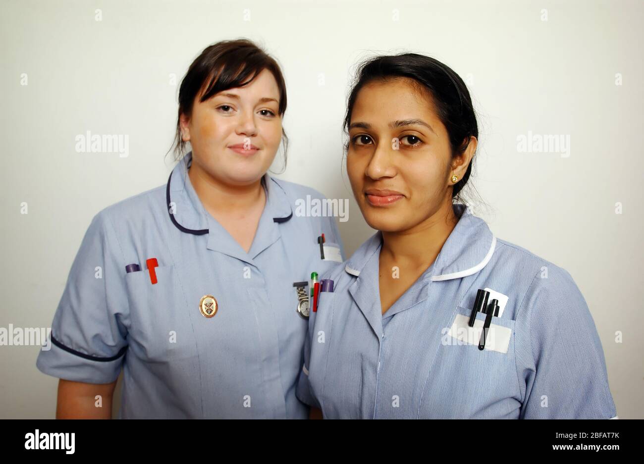 Deux infirmières féminines portent un uniforme d'infirmières bleu et blanc typique. Banque D'Images